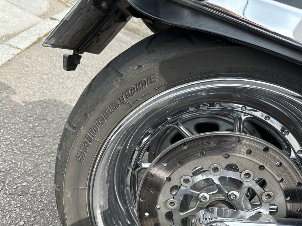 ハーレーソフテイルに装着されたブリヂストンH50リアタイヤ全体