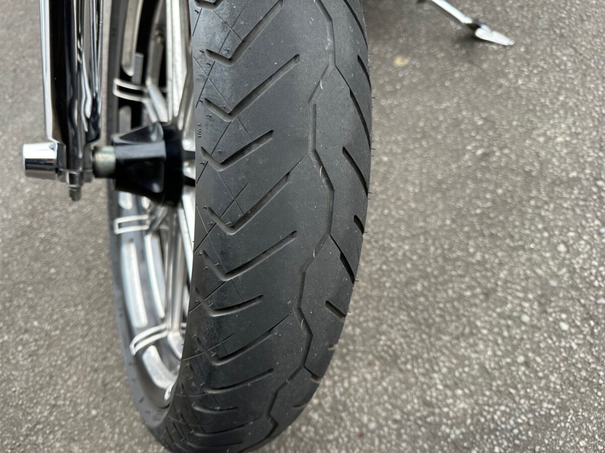 ハーレーソフテイルのフロントタイヤトレッド状態と摩耗具合の確認
