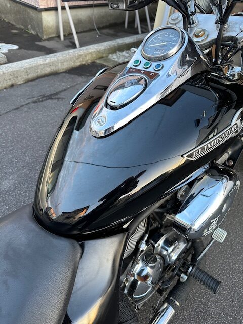 カワサキ エリミネーター250Vの特徴的なタンクデザイン