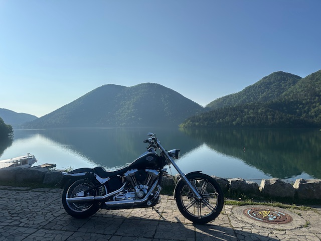 然別湖（上士幌町）の湖畔とVツインバイクの北海道ツーリング風景