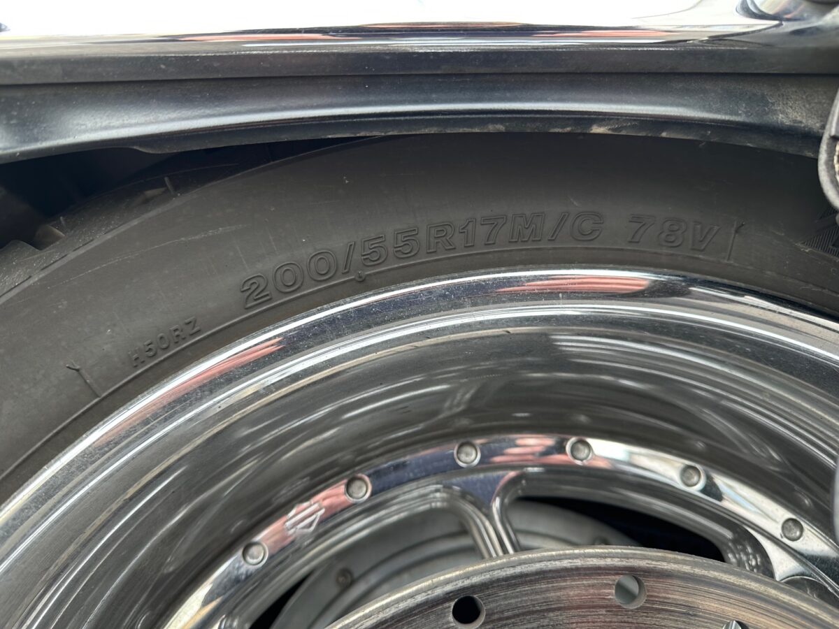 200/55R17タイヤサイズ表記と規格情報の確認