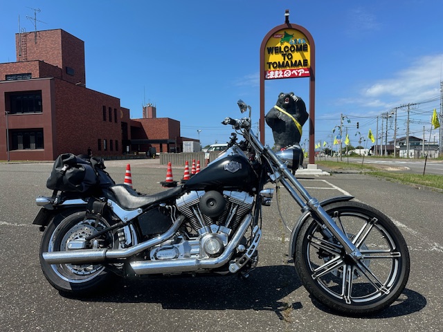 オロロンライン苫前のWELCOME TOMAMAE看板とVツインバイクの北海道ツーリング風景
