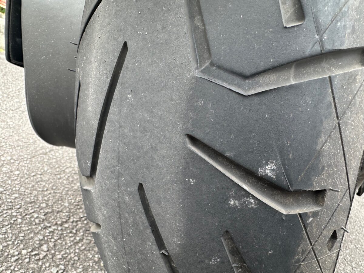 リアタイヤのフラット摩耗と長距離使用による劣化状態