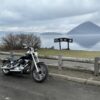 北海道ツーリングの絶景スポット洞爺湖とハーレーダビッドソンFXSTソフテイルの風景（曇天の静かな湖畔）