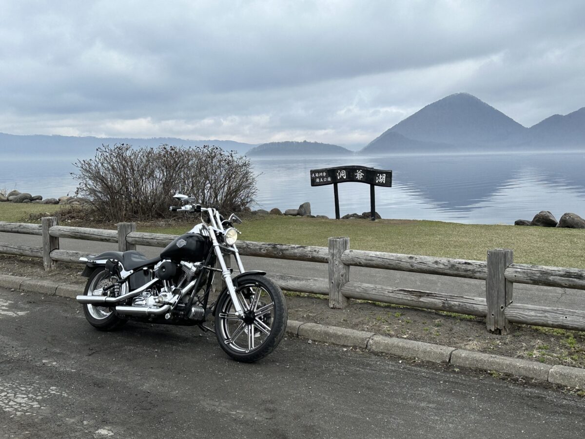 北海道ツーリングの絶景スポット洞爺湖とハーレーダビッドソンFXSTソフテイルの風景（曇天の静かな湖畔）