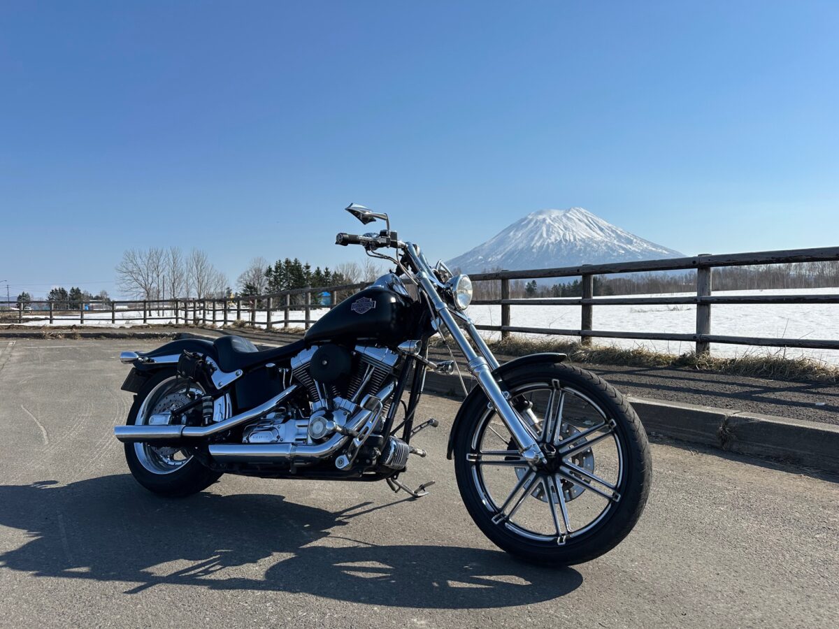 北海道蘭越町の羊蹄山を背景にした春のバイクツーリング風景