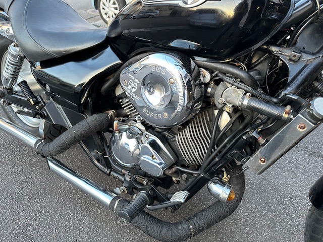 カワサキ エリミネーター250VのVツインエンジンと車体サイドビュー