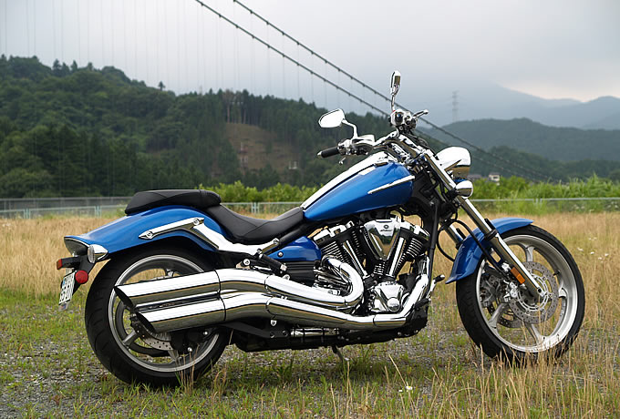 ヤマハXV1900CUレイダーの外観(1900cc Vツインのロー&ロングクルーザー)